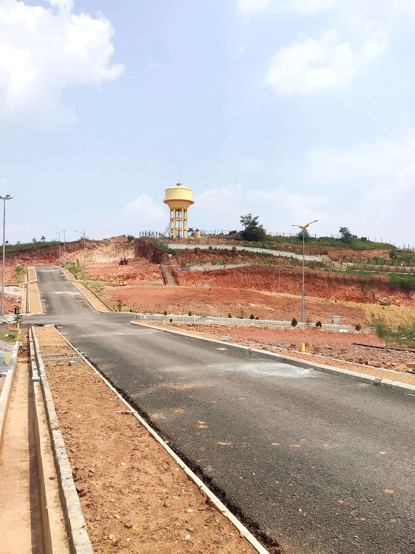 Hilltop Approach Road & Elevated Contours